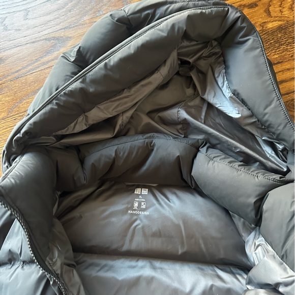 Uniqlo Men’s XL Powder Soft Down Puffer Jacket Black Hooded Like New - Picture 13 of 17